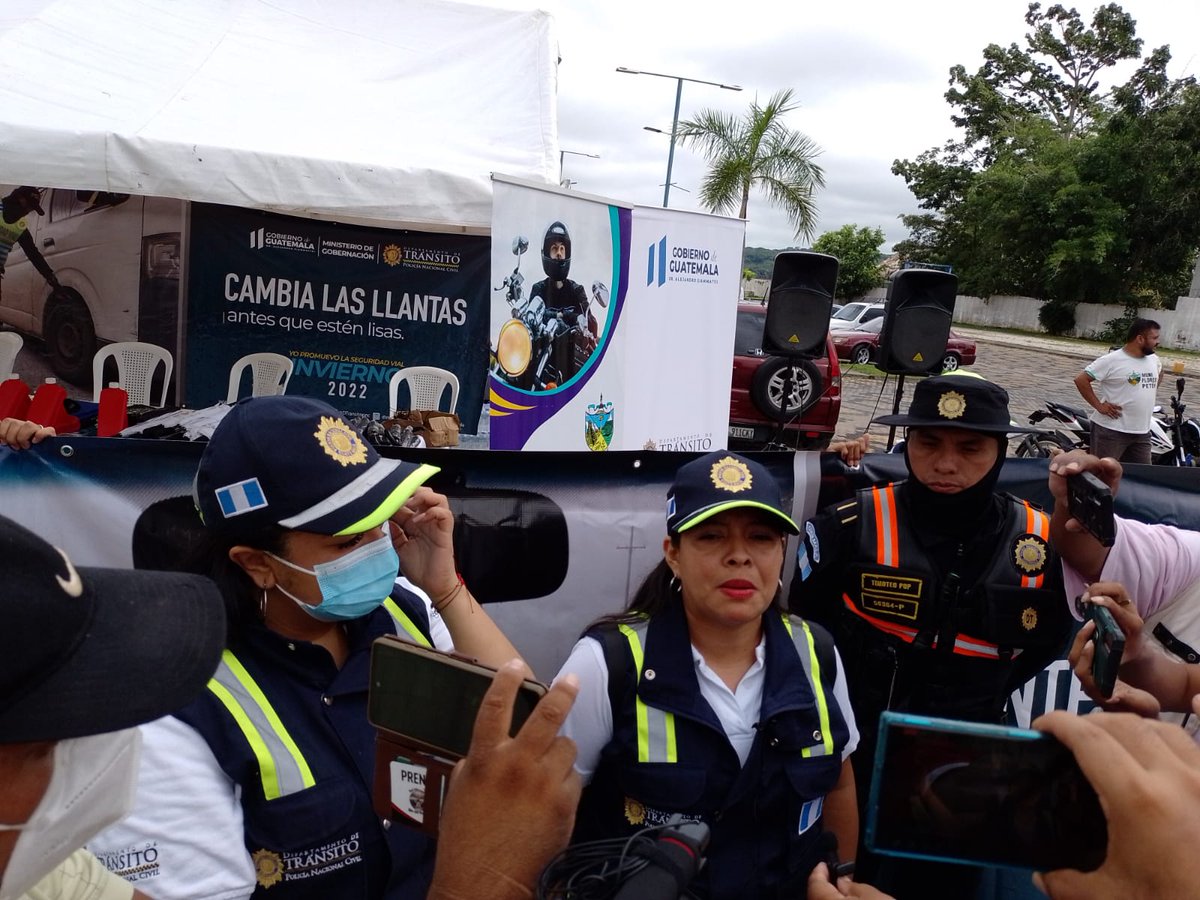 DTransitoPNC's tweet photo. Con la finalidad de sensibilizar a los motoristas sobre la importancia de utilizar el casco protector como medida de seguridad y promover la conducción segura. Personal de #TránsitoPNC, desarrolla en estos momentos la campaña preventiva, #MotoristaResponsable en Flores, Petén. https://t.co/6q06lHVbJE