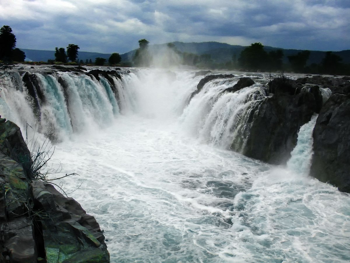 georgetgeorge's tweet photo. Hogenakkal Falls is a beautiful fall on the river Kaveri in the Dharmapuri district of Tamilnadu state, India. 
https://t.co/GBZMl3m4Um

#Hogenakkal #CarbonateRocks #coracles #boating https://t.co/NTtr0hXoWd