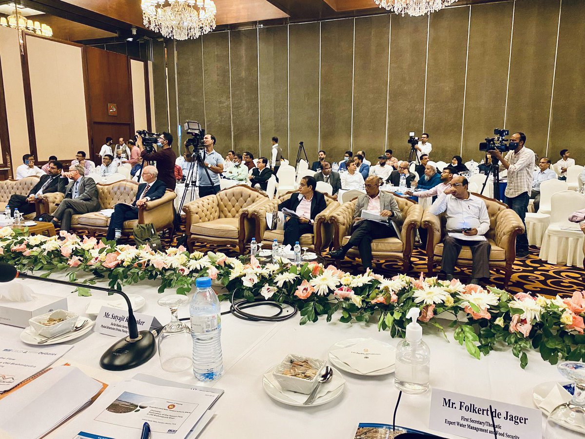 NLinBD1's tweet photo. Go With The Flow - promising restoration options for Old Brahmaputra presented by The 🇳🇱Embassy and 🇧🇩research team - supported by HE Chowdhury, State Minister of Shipping.
#DKD2022 #BIWTA #BWDB
#BDNL50 @DutchMFA https://t.co/pwdTs7FKGc