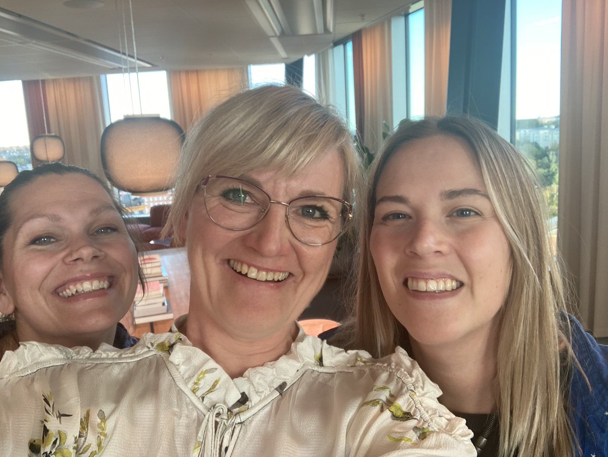 En svensk-finsk power trio som heter duga då Elli får kroka arm med drottningarna av PR och lobbying @majarebecka och <a href="/linksan/">Linnea S Lange</a> på <a href="/Westander/">Westander</a> i Stockholm!