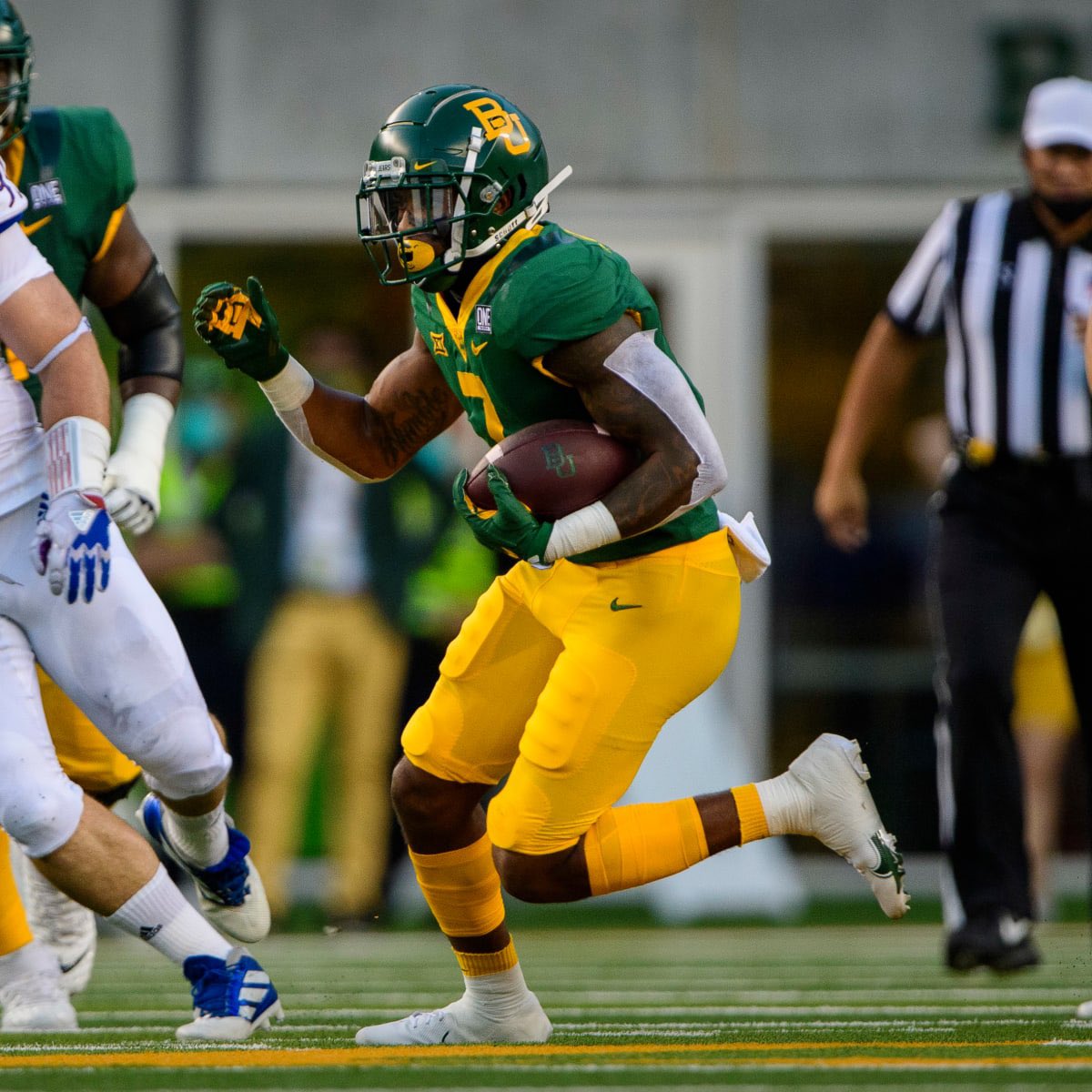 HarlemBerry25's tweet photo. I’m blessed to receive an offer from @BUFootball @CoachDJ_  @CoachDaveAranda @4thQtMentality @4thQuarterM7v7 @FbIberia @FormuLA_Scout @PrepRedzoneLA @adamgorney @TheUCReport @BillyEmbody @samspiegs @DemetricDWarren  @SWiltfong247 @ChadSimmons_  
@SicEm365 
#SickEm 💚💛🐻 https://t.co/XwB35oPnuE