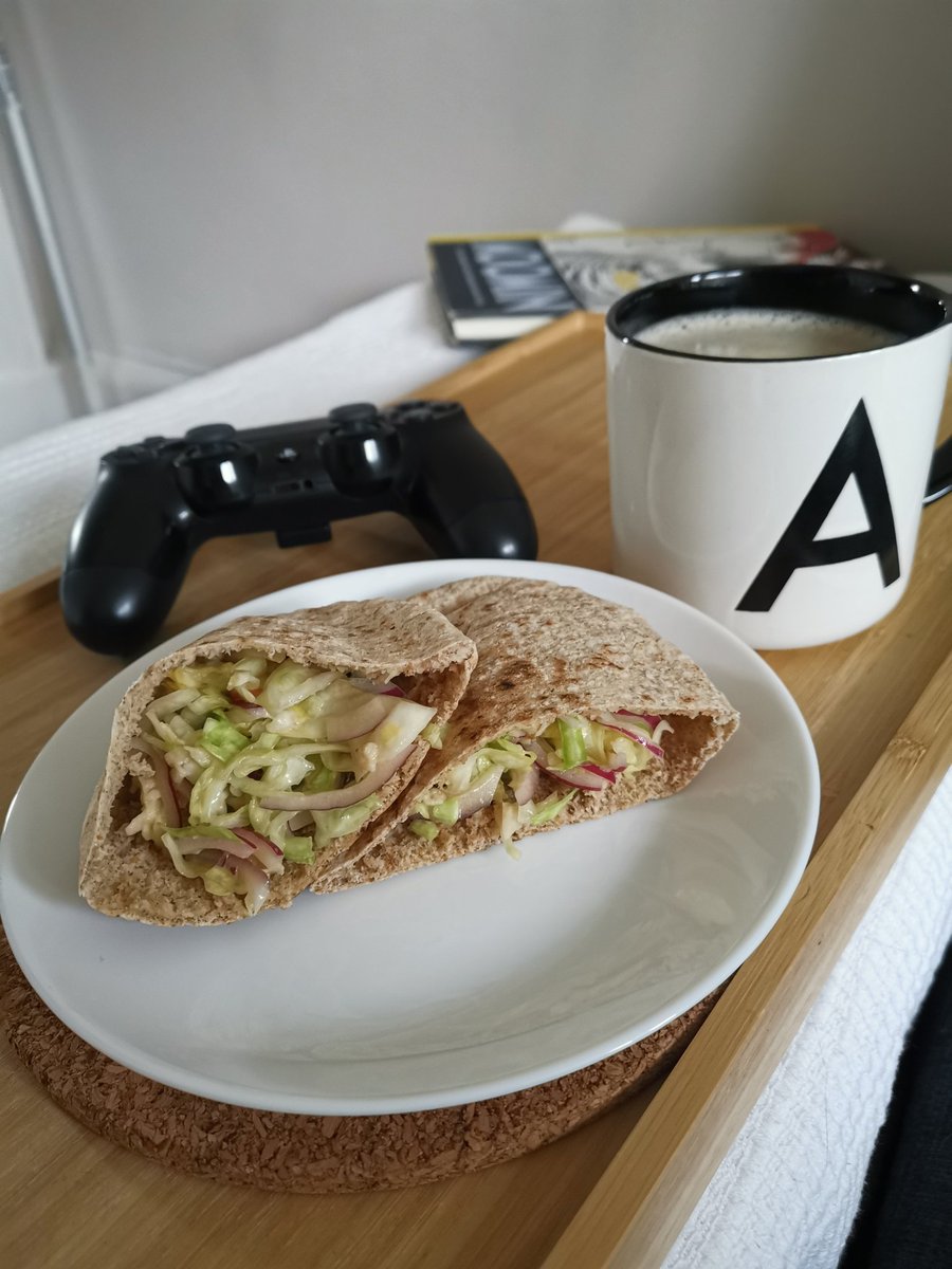 Wczesną jesienią zwykle nachodzi mnie nostalgia. Dziś z tęsknoty za wrocławską wegańską sceną kulinarną circa 2010 wjechało danie "pita z samą surówką z kapusty" 😂