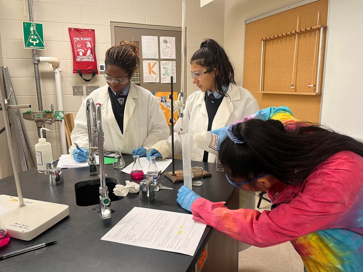 kingsedgehill's tweet photo. Having fun in Mrs. Maguire's IB Chemistry HL 12 class investigating the percentage of ethanoic acid present in store-bought vinegar!
#titration #academics #science #funintheclassroom #highlanders #welcometothefold #bemore https://t.co/ZK95Ysd2qt