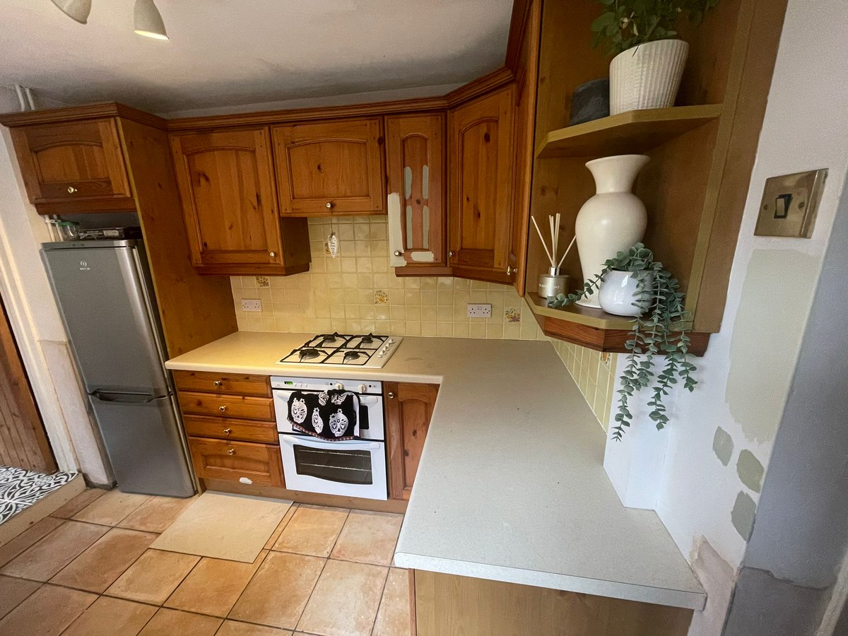Prestigestag's tweet photo. Hand Painted Kitchen Completed. 

Kitchen cabinets: Cleaned&amp; Sanded. Followed by 2 coats of Otex and 2 coats of Helmi 30 

Colour: 
Ball Green  @FarrowandBall (cupboards)
Alabaster White @duluxuk

Products: 
Otex, Helmi 30, Optiva 5 @Tikkurila_UK  
Rollers @TwoFussyBlokes https://t.co/AquGe5pdjS