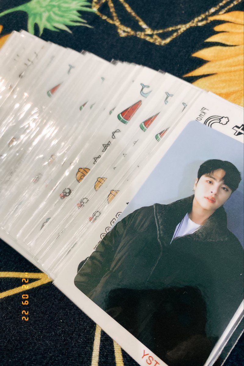 juneyamochi's tweet photo. Hello iKONICS!

I’ll be giving away these simple freebies. 🥰

See you around guys! 🤭

Ps. Ibang pc ang ilalagay ko dun sa mask &amp; tattoo, nasa cebu pa kasi haha so on the spot na ako mag pack dun 😂

#iKON #IKONIC #iKONinManila 
#KpopMasterz2inManila 
#KpopMasterz2inManila2022 https://t.co/DhxS1bGZMm