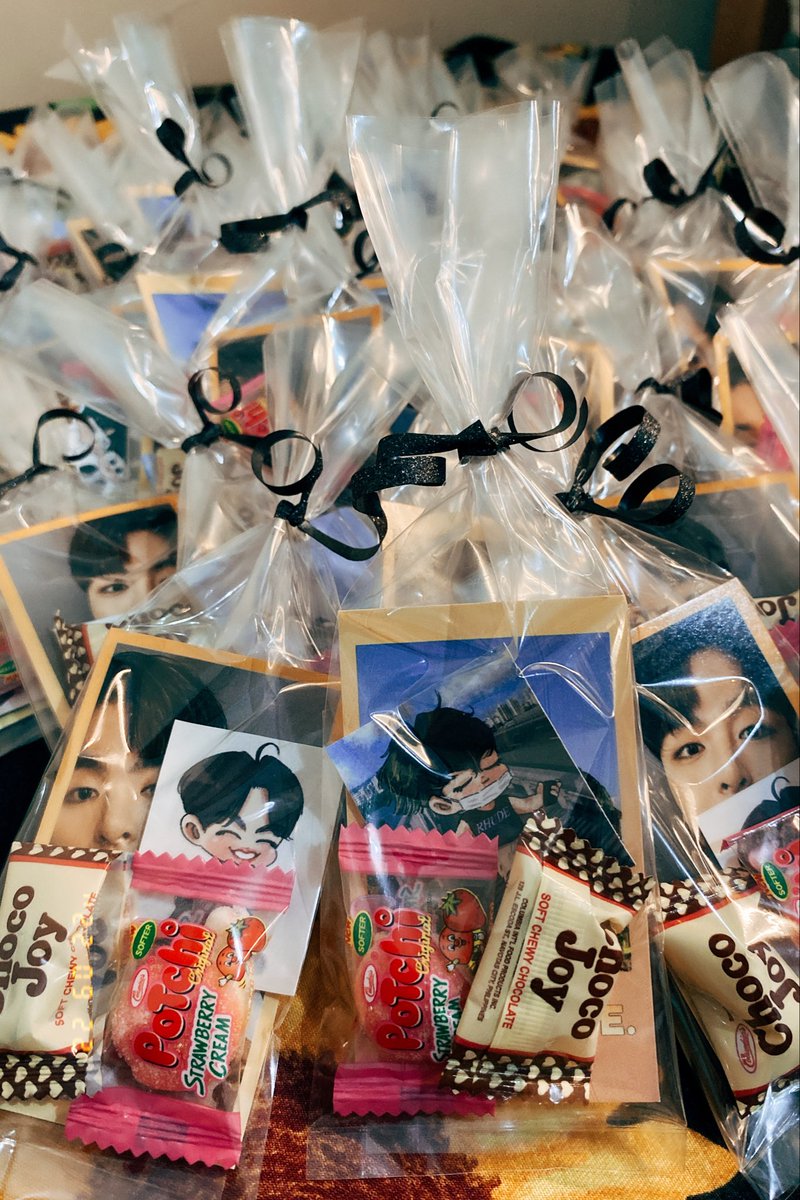 juneyamochi's tweet photo. Hello iKONICS!

I’ll be giving away these simple freebies. 🥰

See you around guys! 🤭

Ps. Ibang pc ang ilalagay ko dun sa mask &amp; tattoo, nasa cebu pa kasi haha so on the spot na ako mag pack dun 😂

#iKON #IKONIC #iKONinManila 
#KpopMasterz2inManila 
#KpopMasterz2inManila2022 https://t.co/DhxS1bGZMm