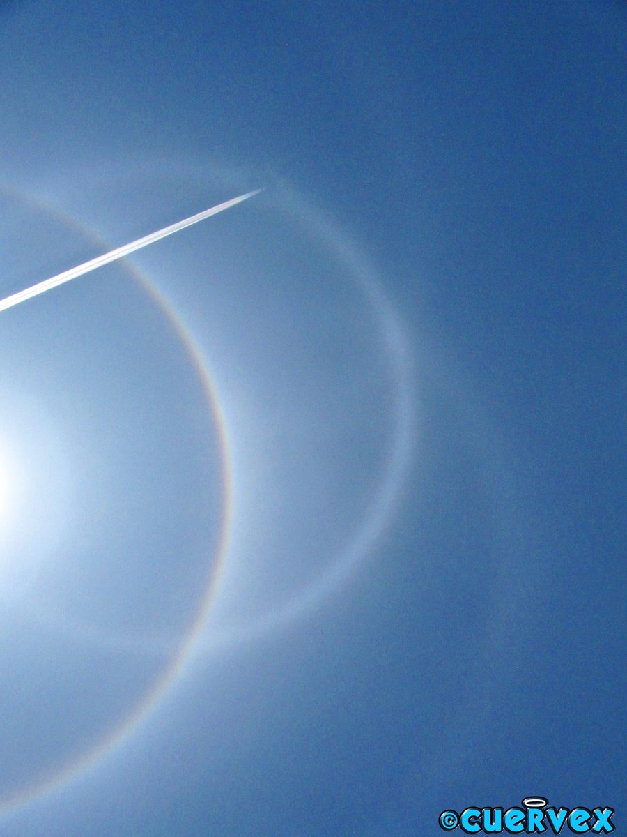 Cuervorikardo's tweet photo. Photo taken at the perfect moment
Aplane crossing the sky and the halo of the sun 🤩

#haloSun 
#Astrophotography 
#Sun https://t.co/kC8T50ZERN