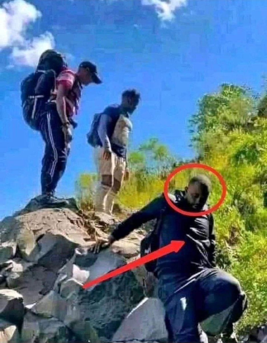 2bEritrean's tweet photo. Apparently Getachew Reda has been heard saying "who is gonna go through this sh*t again?"
One of the TPLF members replied, do you think we will have that chance again?
Me saying ቁርጺ እያ ሎሚ🤗
#DisarmTPLF https://t.co/HTc0v9TUbk