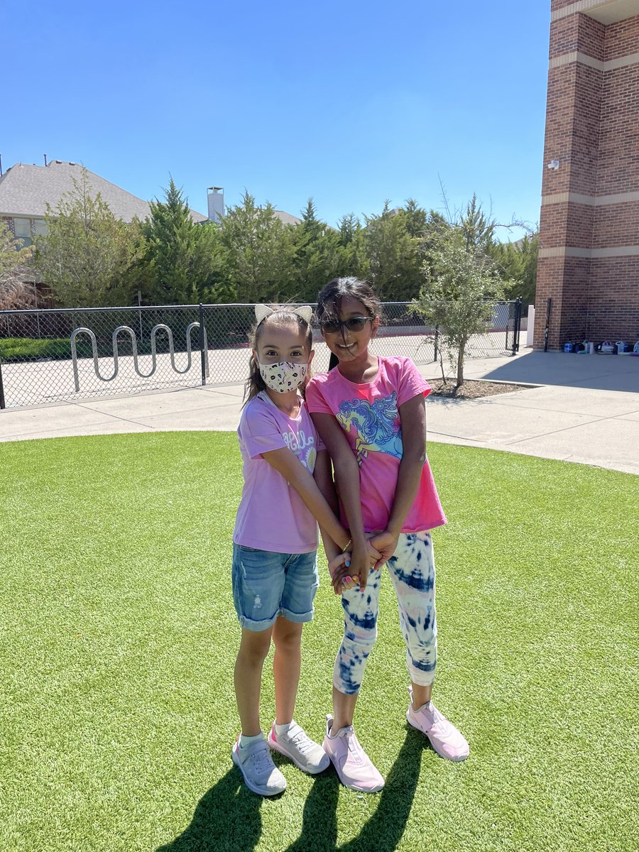 WootsWonders's tweet photo. It's a great day to be outside! #allenelementary https://t.co/zUt3yonRmP