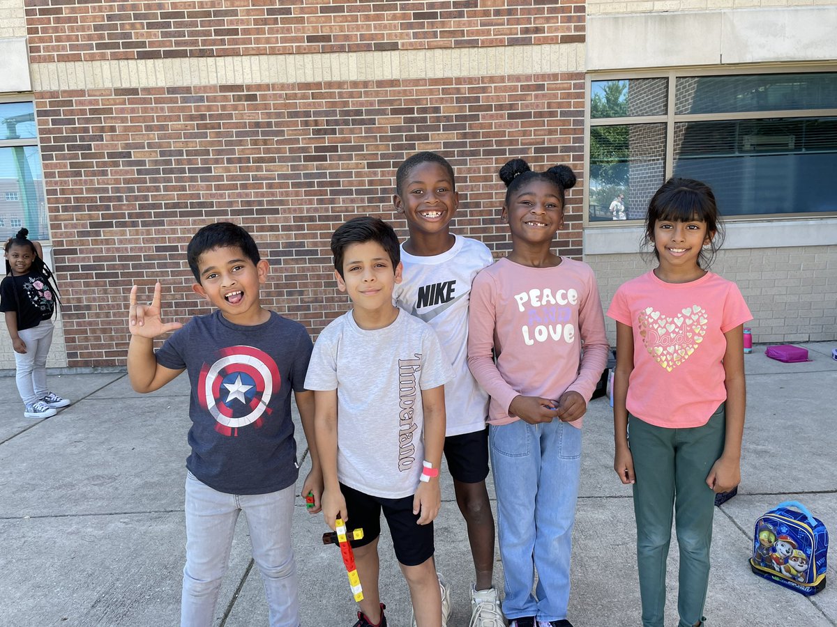 WootsWonders's tweet photo. It's a great day to be outside! #allenelementary https://t.co/zUt3yonRmP
