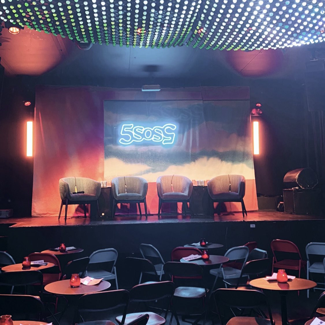 jaidonkent's tweet photo. #5SOS5 listening party for some lucky fans today, @RoyalAlbertHall #TheFeelingOfFallingUpwards show tomorrow and album out Friday! 💙🏜🌵 https://t.co/H2W7u4NNg9