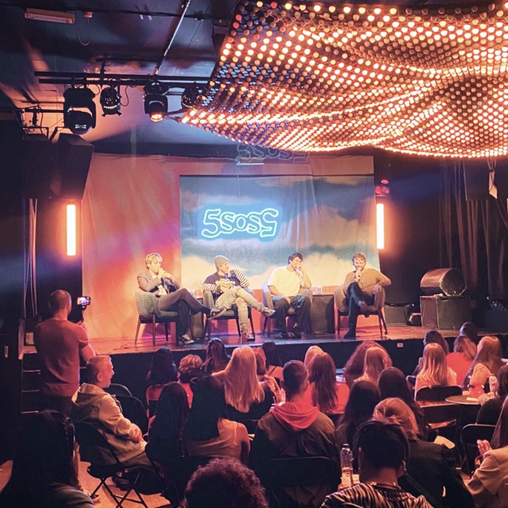jaidonkent's tweet photo. #5SOS5 listening party for some lucky fans today, @RoyalAlbertHall #TheFeelingOfFallingUpwards show tomorrow and album out Friday! 💙🏜🌵 https://t.co/H2W7u4NNg9