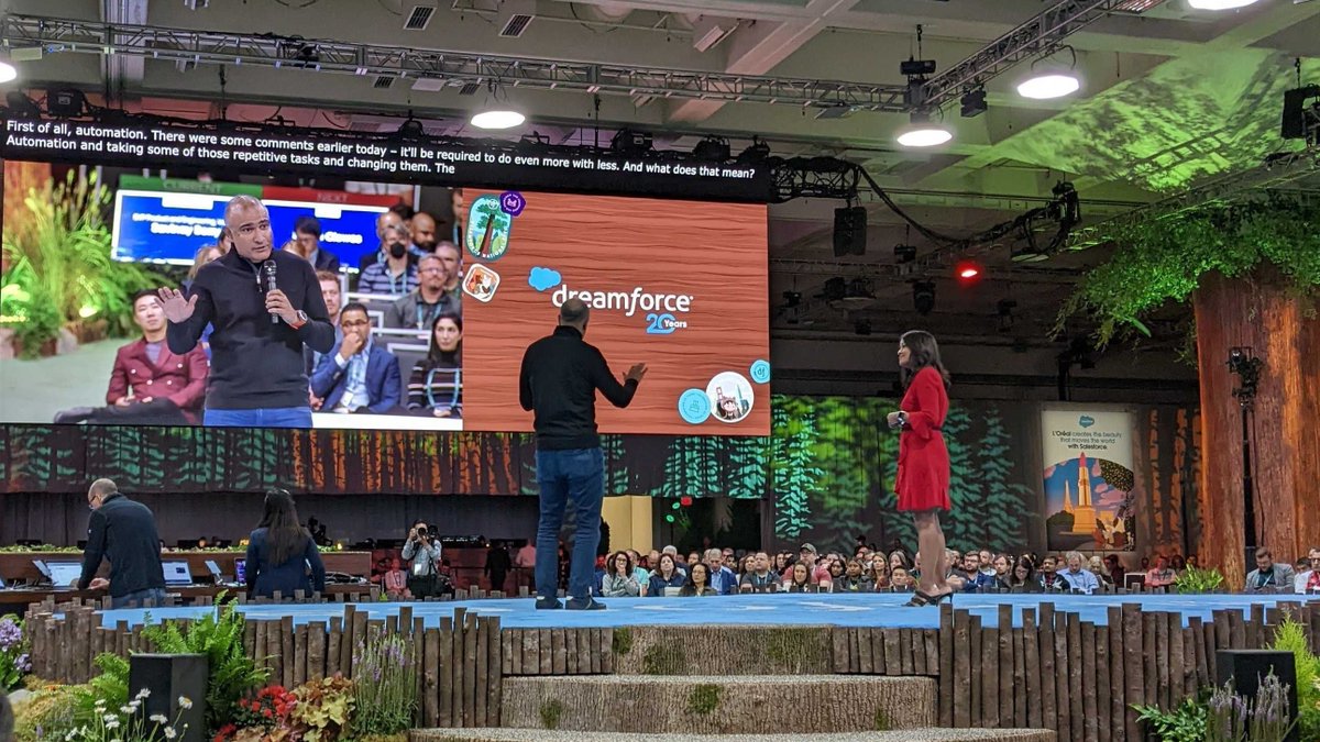 Vonage's tweet photo. On stage at the #DF22 IT Leader Keynote was Savinay Berry sharing how to unlock data, automate with #LowCode, and scale securely. https://t.co/4lcGbGLfoY