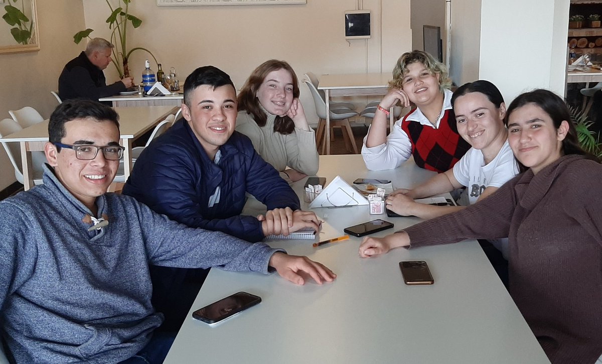 ES CON LOS JÓVENES 🧍🏼‍♂️🧍🏻‍♀️

Esta mañana en el marco del día del estudiante, compartimos desayuno mediante, un diálogo super interesante y enriquecedor con referentes estudiantiles y participantes de comunidades religiosas de nuestro distrito. 
#DiaDelEstudiante