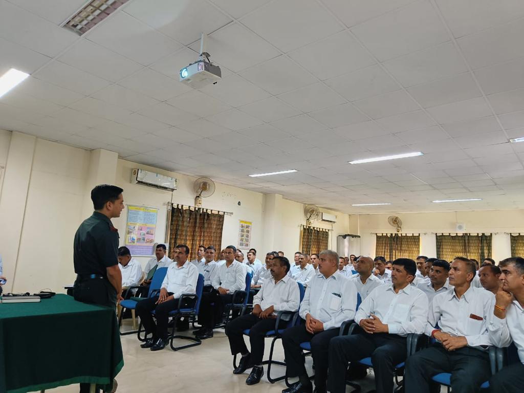dgrIndia's tweet photo. Initiative by DRZ(West) at Raj Rif Regtl centre .
Presentation by“Kotak Mahindra” to hire ESM as Sales Team Leaders &amp; by the “Common Sevice Centre"team, initiative by the GoI to give franchise outlets to ESM  to provide a variety of consumer services . 
01JCO and 78 ORs attended. https://t.co/Me4QoWHrkb