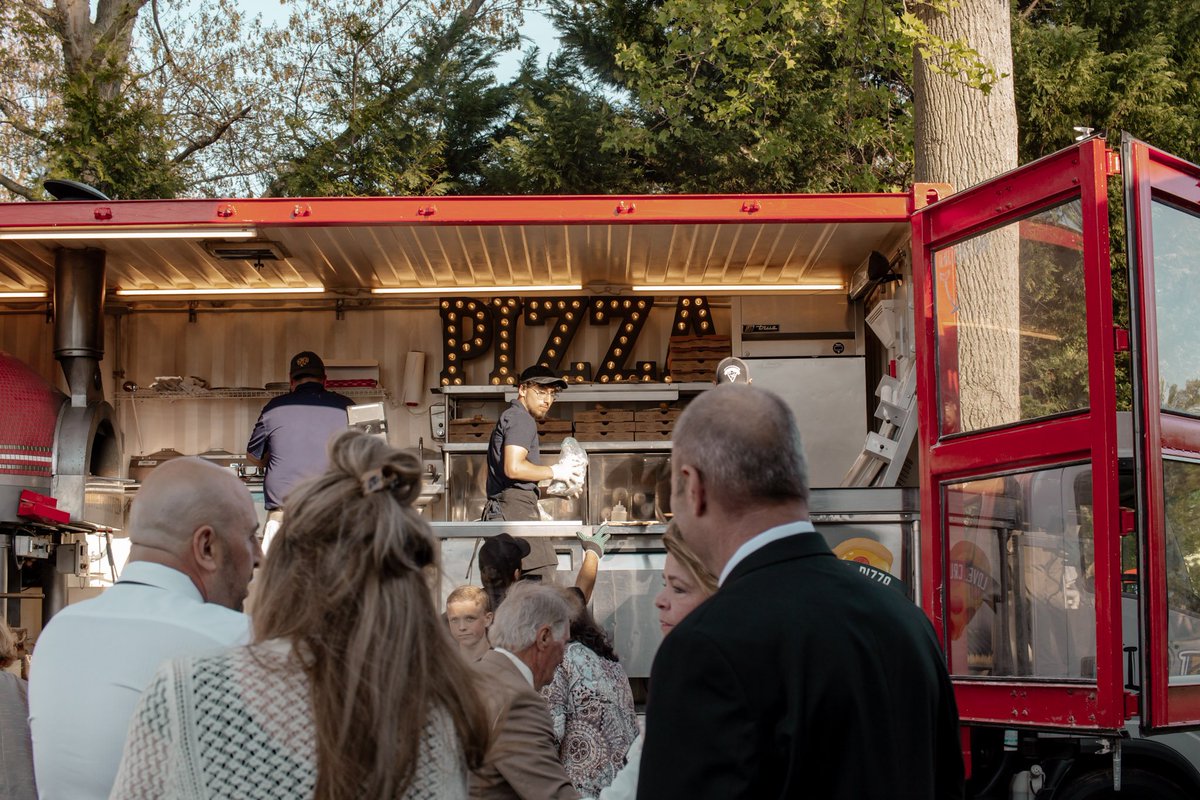 PartyPlusEvents's tweet image. When you're doing an off-site venue—a tent wedding and food truck catering bring a fun dining experience for everyone! 🎉😉

Venue: Waterfront Events @island_view_waterfront_events
Photographer: Pocketwatch @pocketwatchphoto
Tent + Dance Floor:  US! 🕺💃