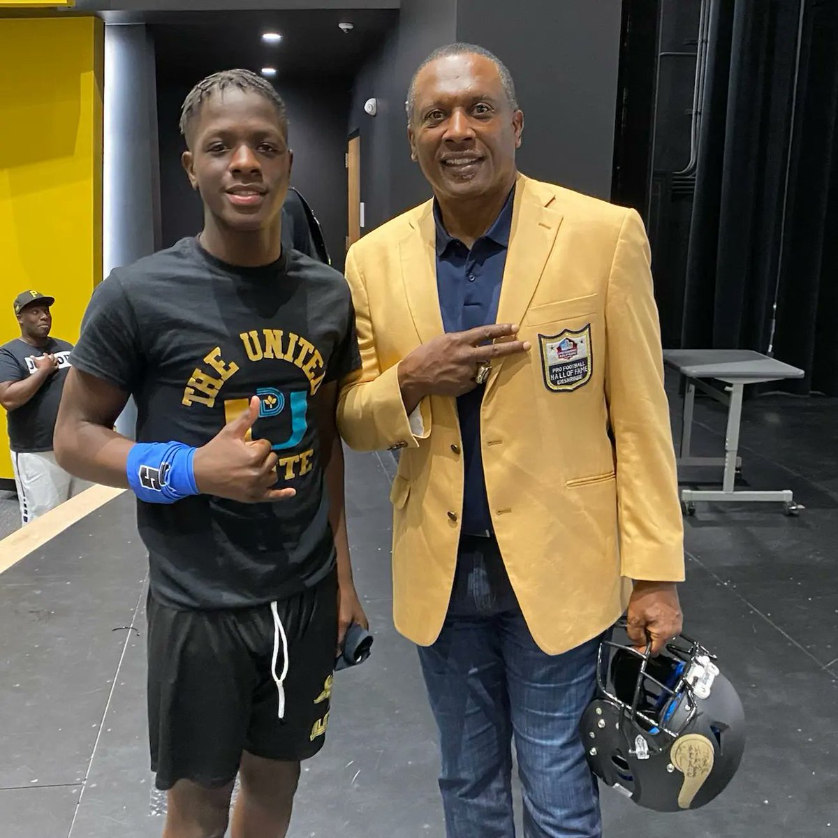 DistinctlyHIS_'s tweet photo. Tim Brown, Pro Football Hall of Famer and Heisman Trophy winner, speaks to the students at Pinkston High School. Thank you for sharing your experience and wisdom! https://t.co/bfirhapWuz