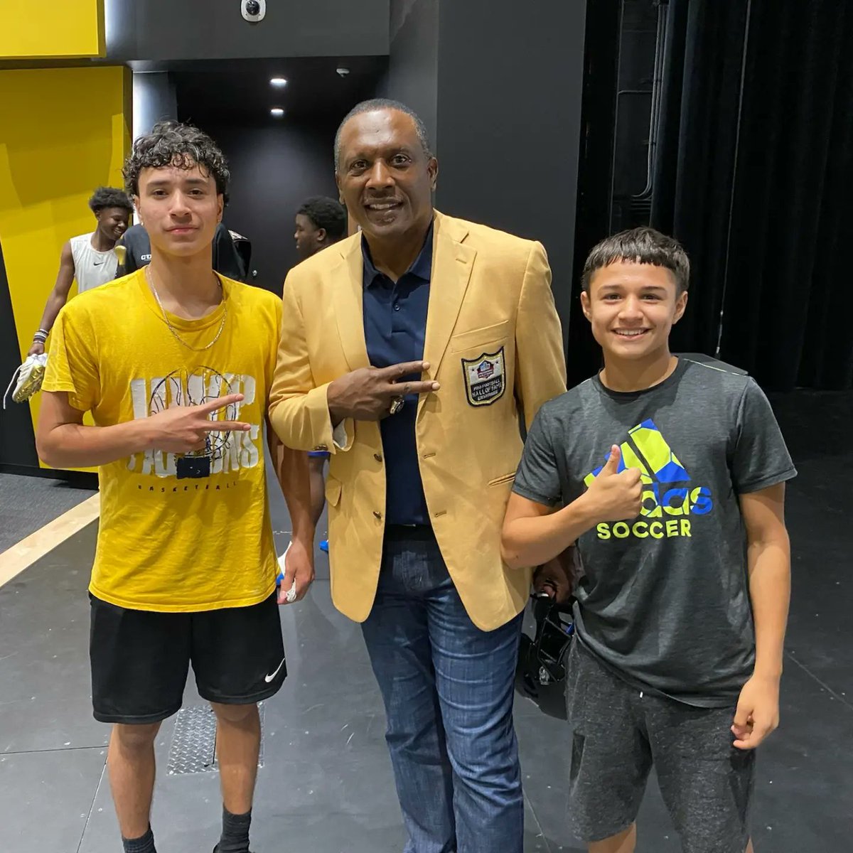 DistinctlyHIS_'s tweet photo. Tim Brown, Pro Football Hall of Famer and Heisman Trophy winner, speaks to the students at Pinkston High School. Thank you for sharing your experience and wisdom! https://t.co/bfirhapWuz