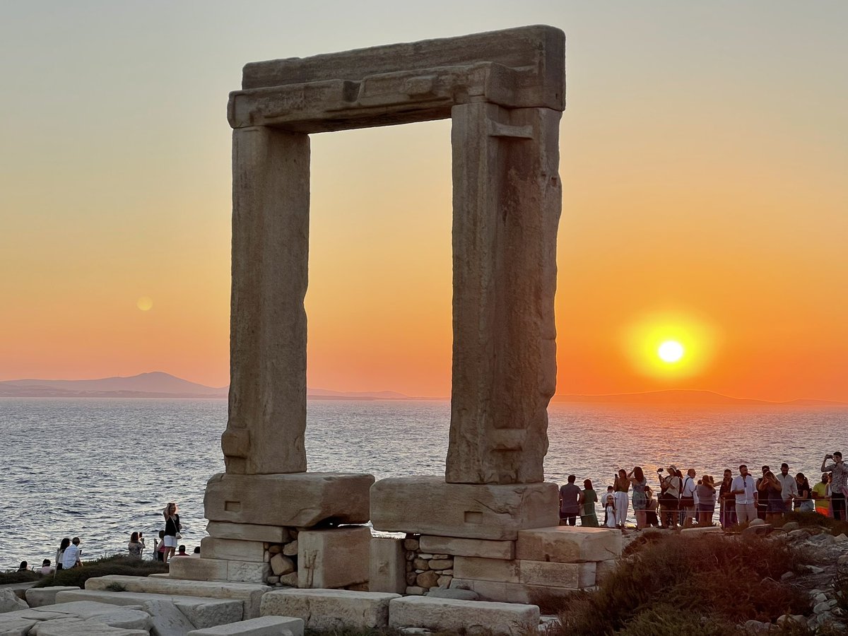 intheolivegrov1's tweet photo. The #Top4Theme this week for Giselle’s final week is #Top4Faves - places, pics, people or things, with @LiveaMemory @fionamusiclakes @gfreetraveler @Giselleinmotion. 
Sunset in Naxos, helicopter ride in HI, black sand, HI, Lake George https://t.co/er2xMfpmYS