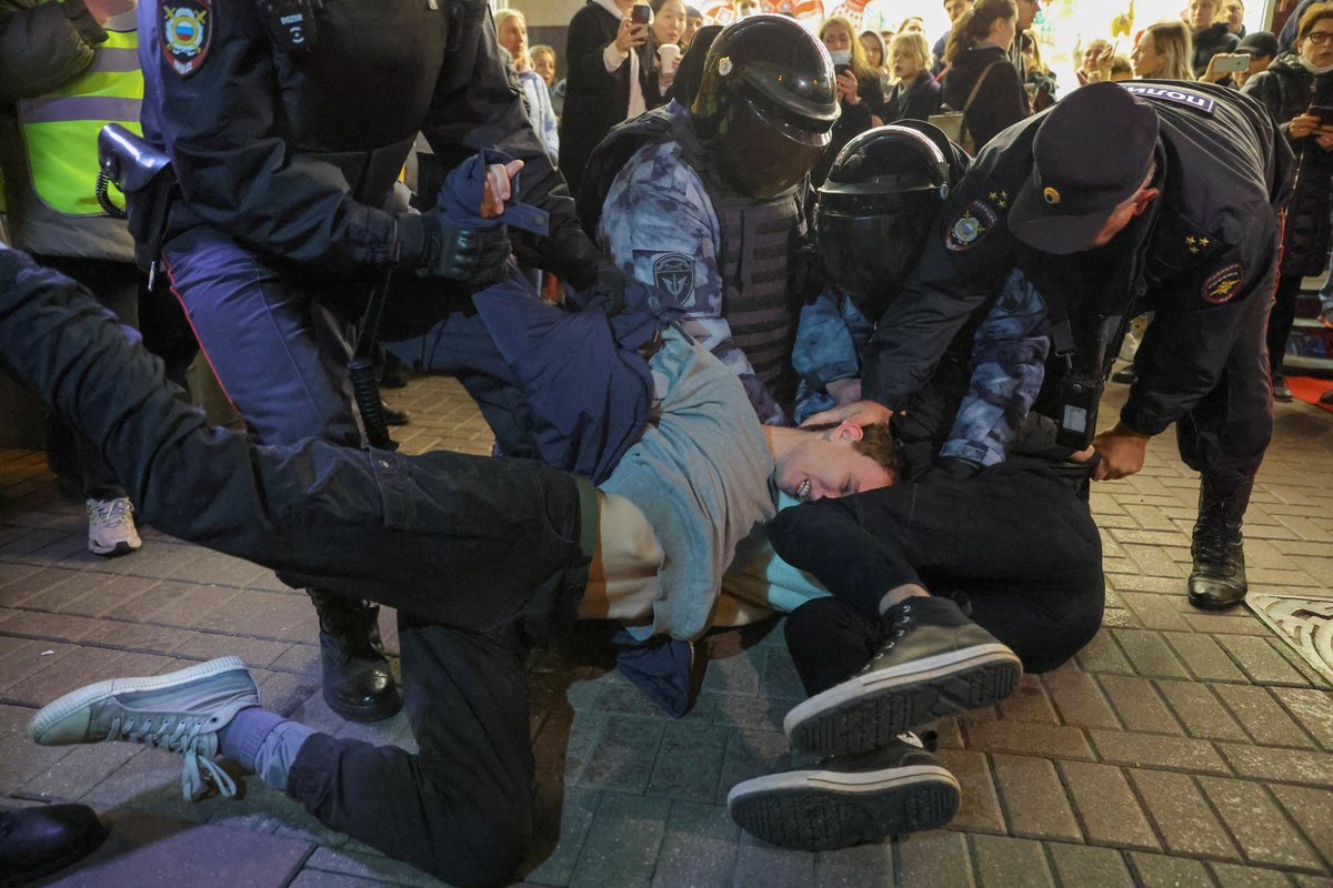 ajplus's tweet photo. 400+ people were arrested in Russia at protests after President Putin ordered mobilizing 300,000 reservists to fight in Ukraine.

Flights out of Russia are selling out, believed to be mainly people unwilling to fight. Putin is expected to soon annex parts of occupied Ukraine. https://t.co/vK5Ar9ytE0