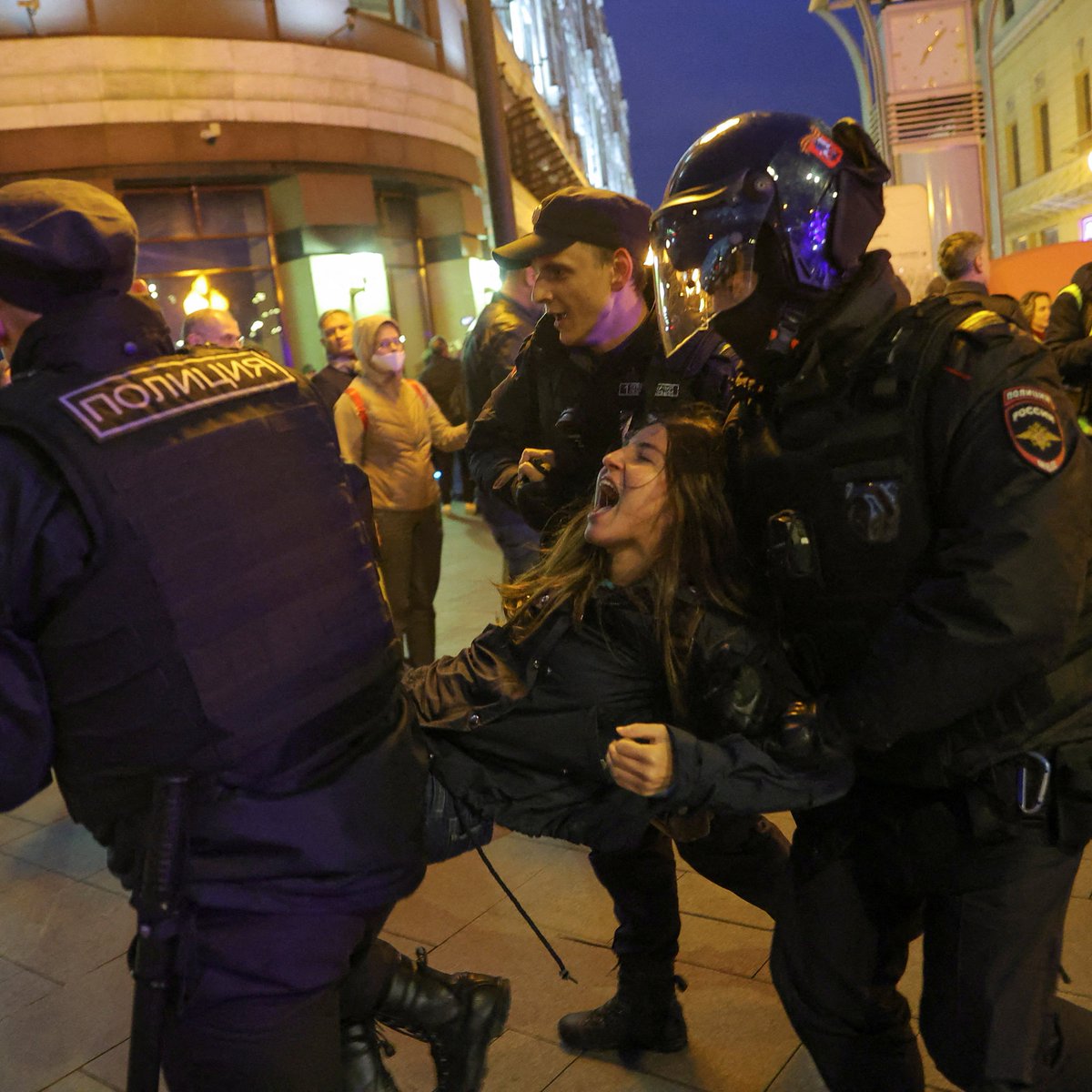 ajplus's tweet photo. 400+ people were arrested in Russia at protests after President Putin ordered mobilizing 300,000 reservists to fight in Ukraine.

Flights out of Russia are selling out, believed to be mainly people unwilling to fight. Putin is expected to soon annex parts of occupied Ukraine. https://t.co/vK5Ar9ytE0