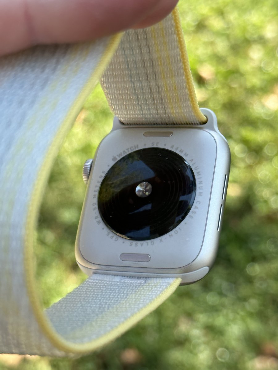 Sam Kohl on Twitter "The back of the Apple Watch SE 2 is actually so nice"