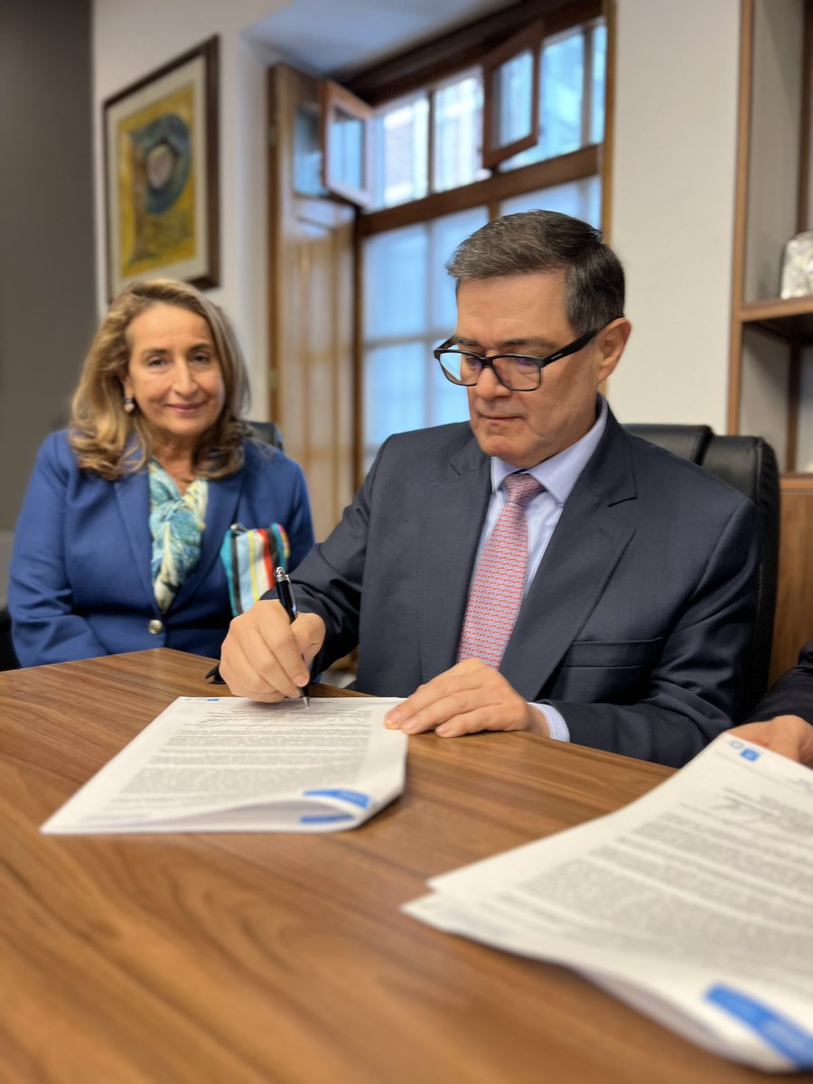 SuperVigilancia's tweet photo. Por #NuestroSector la SuperVigilancia y @ULaGranColombia firmaron convenio para que todo el personal de la industria de la vigilancia y seguridad privada y sus familias puedan acceder a la educación superior con descuentos desde el 7 hasta 15% del valor de la matrícula. https://t.co/4QtiHgSCDO
