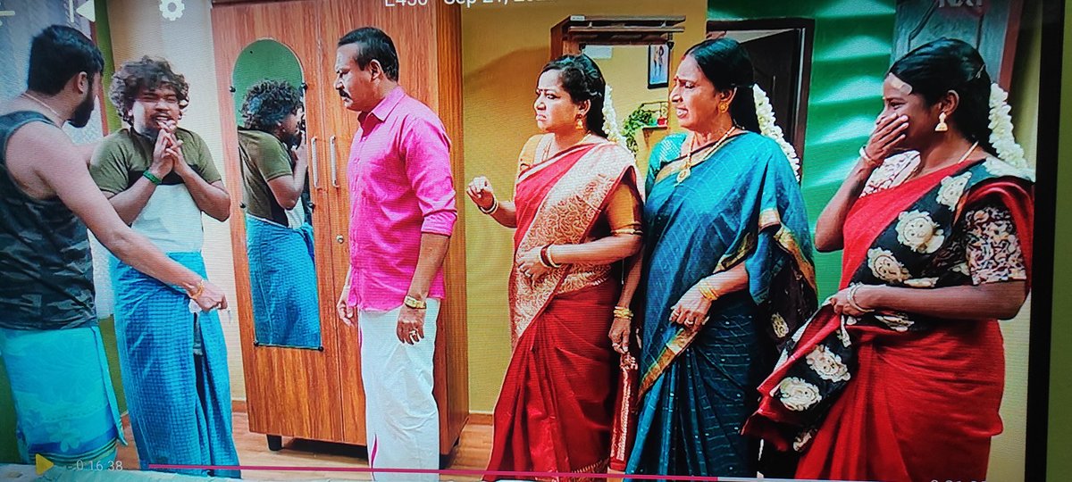Arjun02520881's tweet photo. @KarupazhagiO @SunTV laughing in serious scene.. 😂😂 https://t.co/x6GsxW49jR