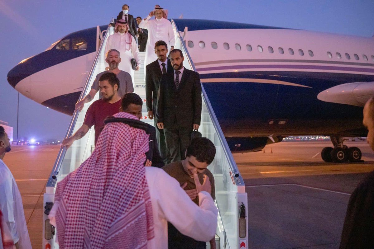 RidouaneErramd1's tweet photo. الطالب المغربي المحكوم بالإعدام في روسيا يصل إلى السعودية عبر طائرة خاصة، بعد الإفراج عنه بوساطة  من ولي عهد المملكة العربية السعودية الأمير محمد بن سلمان… https://t.co/BGTLm2WRs6