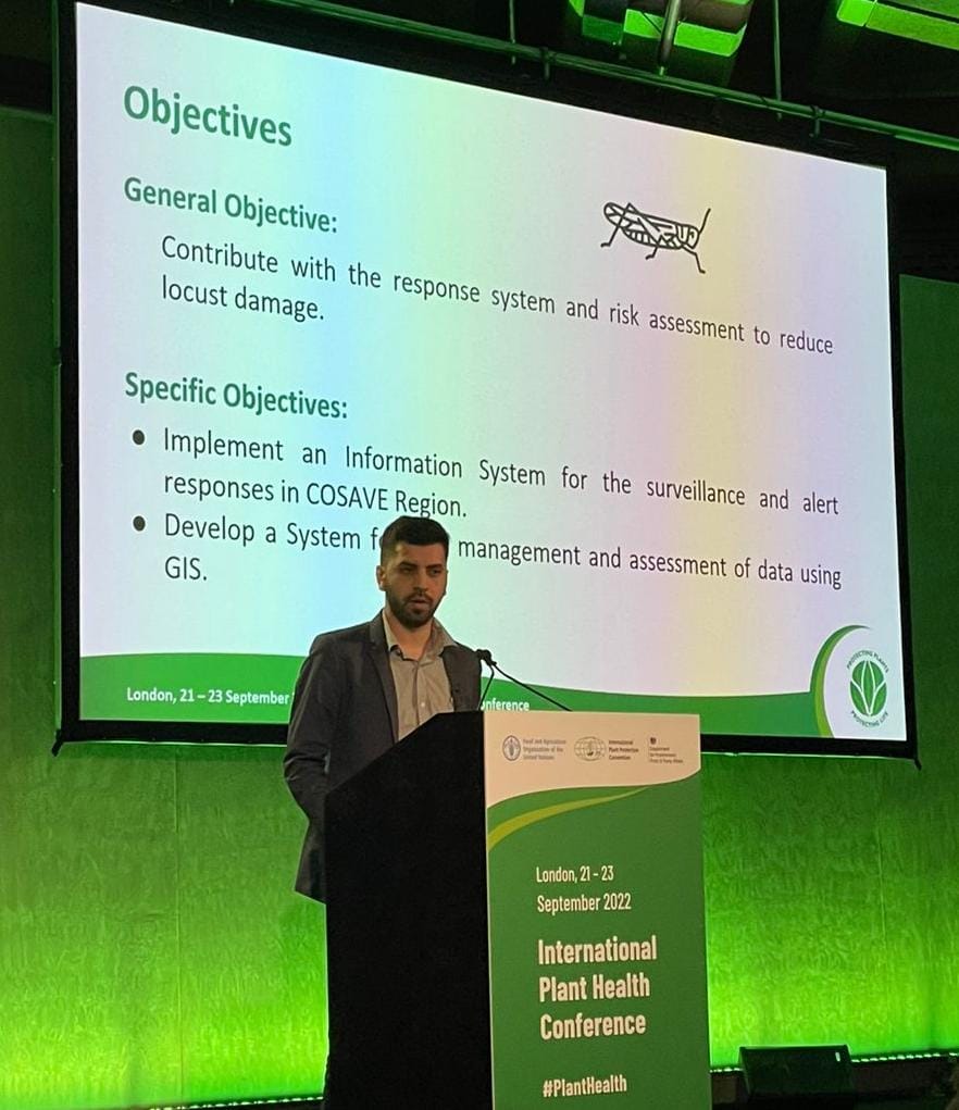SenasaAR's tweet photo. 📍Londres
El coordinador general de Contingencias y Emergencias, @MedinaHectorE en las sesiones paralelas de la Primera Conferencia Intenacional de Sanidad Vegetal, presenta la experiencia argentina y regional del @cosaveorg en el manejo de la langosta 🦗
#PlantHealthConference https://t.co/ixOSFS6pMO