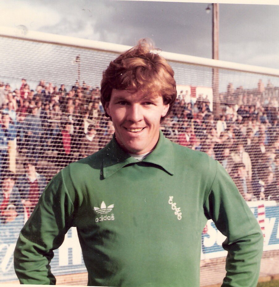 LuisAdrianoUK's tweet photo. @GitWayne @BrentfordFC Mine too! Gutted when he left. Wrote to him @OfficialECFC who kindly sent me this photo! #LenBond ๐งค https://t.co/QZsK9RLHib