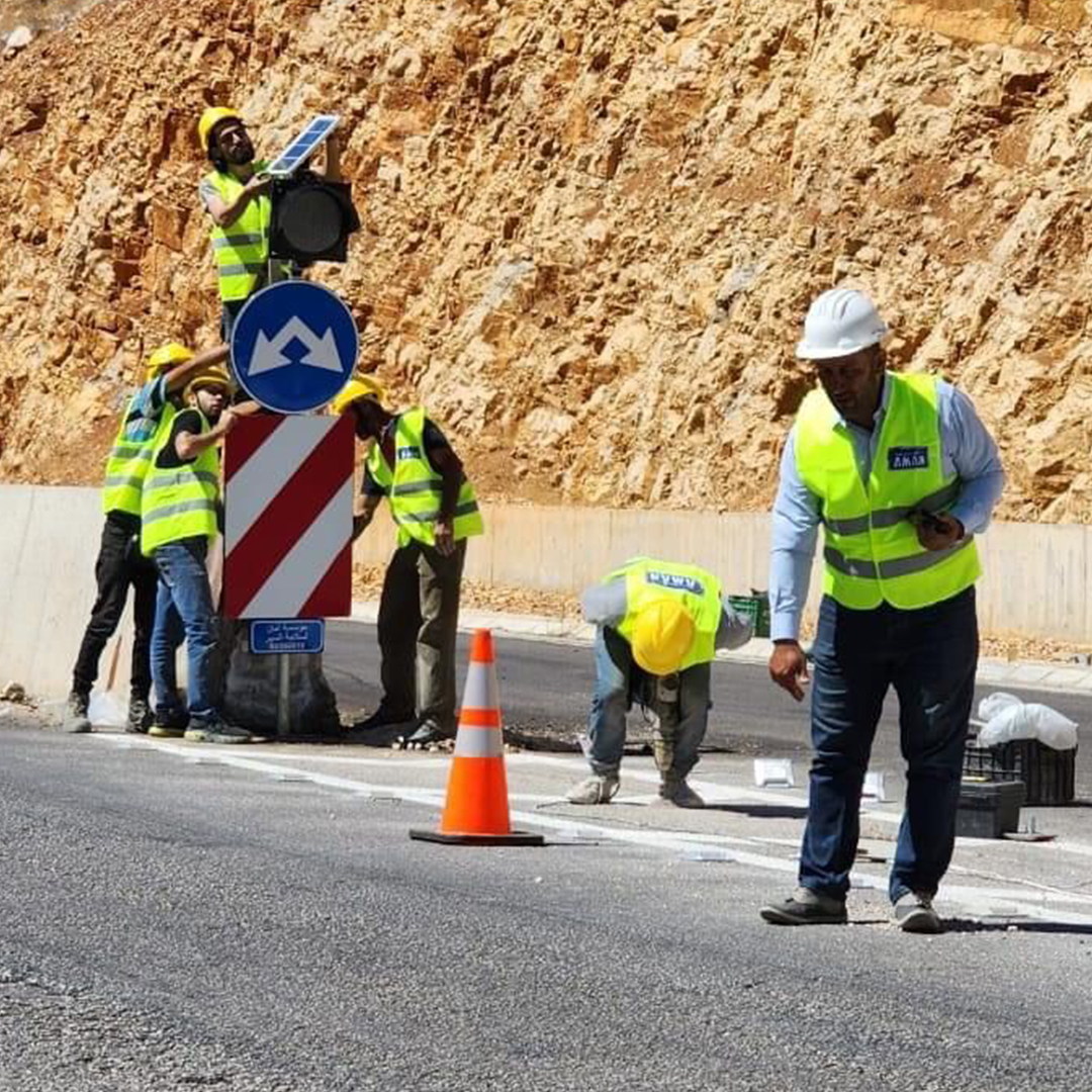 onetvlebanon's tweet photo. الطريق بعد نقطة المصنع بعد اعادة تاهيله من السيدة ماجدة الرومي كتحية منها لروح الفنان جورج الراسي
الذي ذهب ضحية اصطدامه بفاصل اسمنتي هناك، وحفاظا منها على حياة كل عابريه.
#onetvlebanon #georgeselrassi #جورج_الراسي #جديد #الفن #اخبار_النجوم #مشاهير_العرب #مشاهير https://t.co/Lskh8GE3e5