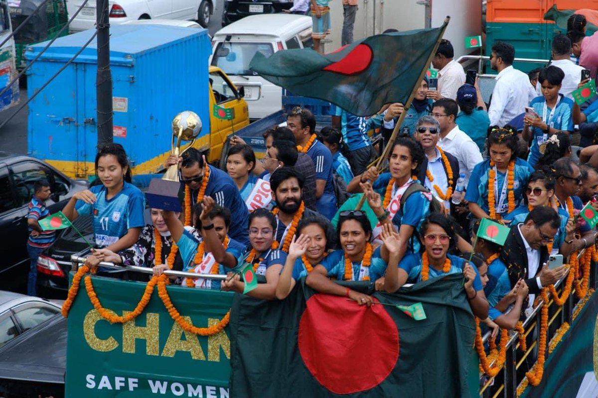 _SamiraMomo's tweet photo. Hello Asia here is your #Bangladeshi Queen's 👑
We are so proud of you girl's💖

#SAFFWomens2022 
#Champions 
#bangladeshwomenfootball
#women https://t.co/PGOBT38g07