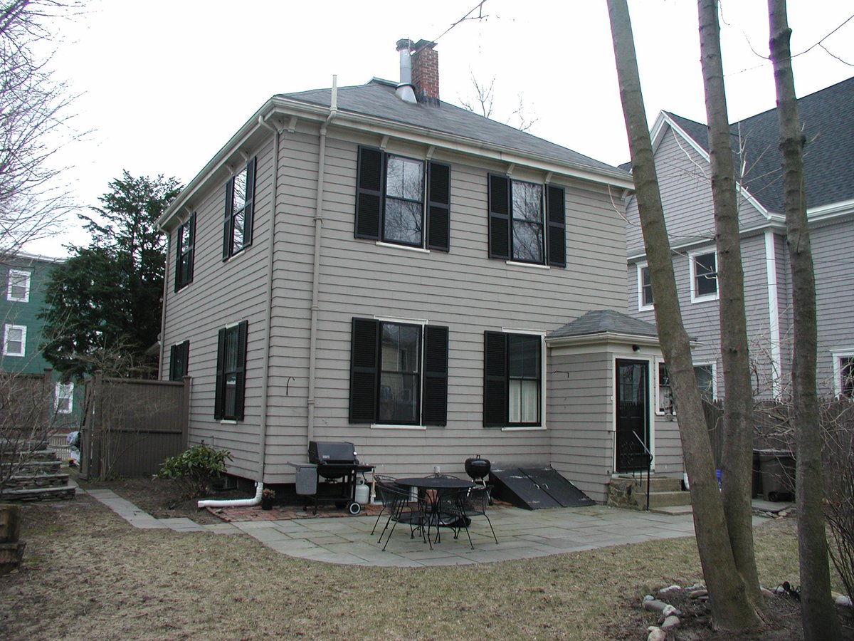 SH_Construction's tweet photo. Before & After β¨ A new mansard roof design allowed us to play with the footprint of the house to gain square footage, while taking advantage of unused attic space. Swipe to see the before.
#SHConstruction #Builder #Boston #BostonHomes #HomeRenovation #Renovation #HomeDesign https://t.co/zufXIDJI7D