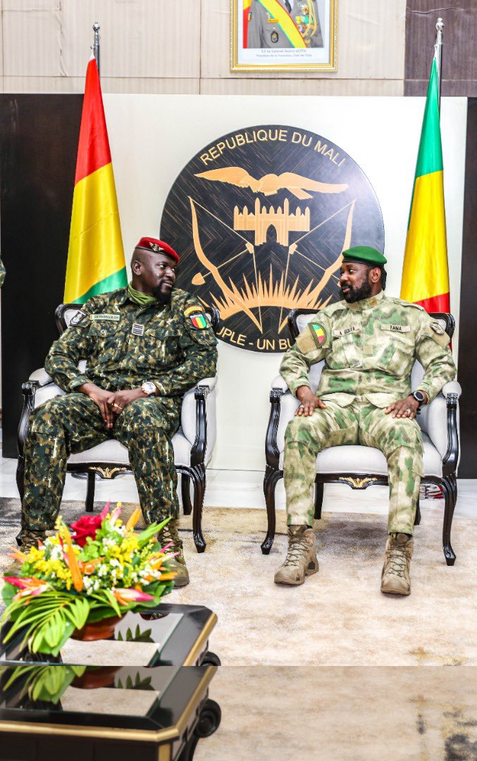 PresidenceMali's tweet photo. Le Président de la Transition, SE le Col @GoitaAssimi, Chef de l’État, a accueilli, ce mercredi, le Président guinéen de la Transition. Le Col @MamadyDOUMBOUYA effectue au Mali une visite d’amitié et de travail, de 24h. https://t.co/aXtECW9Hnm