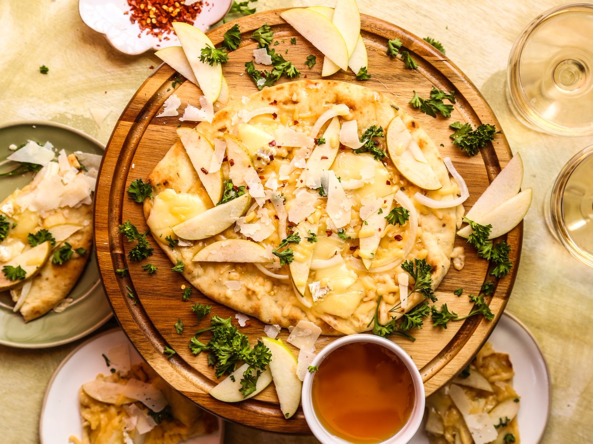 Fooddotcom's tweet photo. Recipe of the Day: Apple, Honey &amp; Caramelized Onion Flatbread 👍 https://t.co/MmwMNNN9GJ https://t.co/2q3unChmEN