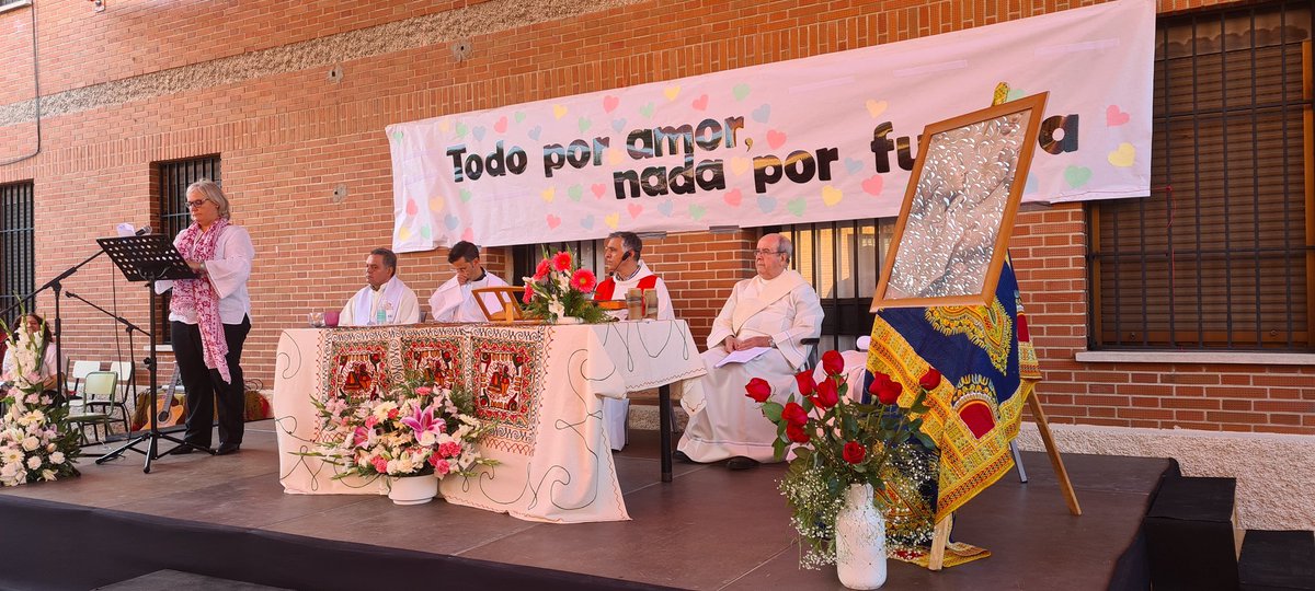 joseanpoveda's tweet photo. Felicidades y agradecimiento a las Hermanas Carmelitas de la Caridad Vedruna por el 50° aniversario de @ColegioVedrunaV. Una gran labor educativa y de inclusión en Villaverde. Enhorabuena a toda la comunidad educativa. https://t.co/GOBxGdgAGe