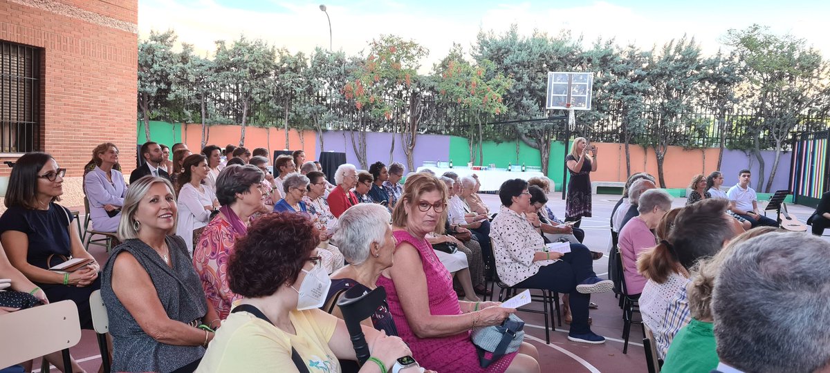 joseanpoveda's tweet photo. Felicidades y agradecimiento a las Hermanas Carmelitas de la Caridad Vedruna por el 50° aniversario de @ColegioVedrunaV. Una gran labor educativa y de inclusión en Villaverde. Enhorabuena a toda la comunidad educativa. https://t.co/GOBxGdgAGe