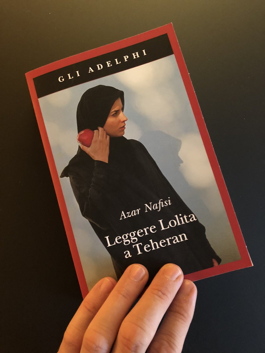AColombo74's tweet photo. Ci sono momenti in cui i libri diventano delle bandiere. #Masha_Amini https://t.co/LazNO2yWiT