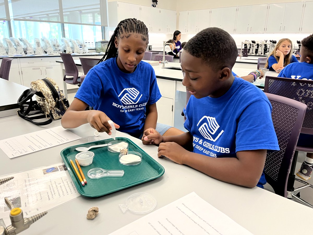 SFASTEMcenter's tweet photo. Elementary student from Diboll and San Augustine Boys &amp; Girls Clubs learned about pill bugs, some of their unique features, and variables that influence their choice of habitat.

#SFASU #STEM #Biology #PillBugs #Habitat #BoysandGirlsClub #ColeSTEMBuilding https://t.co/HnCCjLGQ56