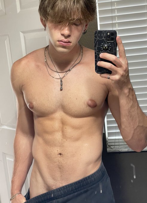 Sad bc my OF so hot 🥵 https://t.co/XKeJd7ZozY