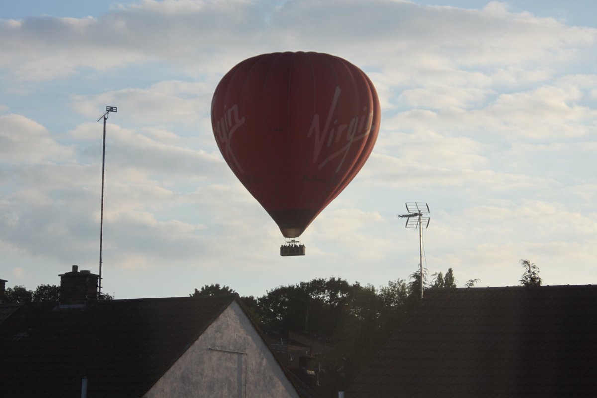 BSballoonpics's tweet photo. Virgin balloons flight this afternoon over Kingswood (21.09.22) @mjballooning https://t.co/WagThUbEBP