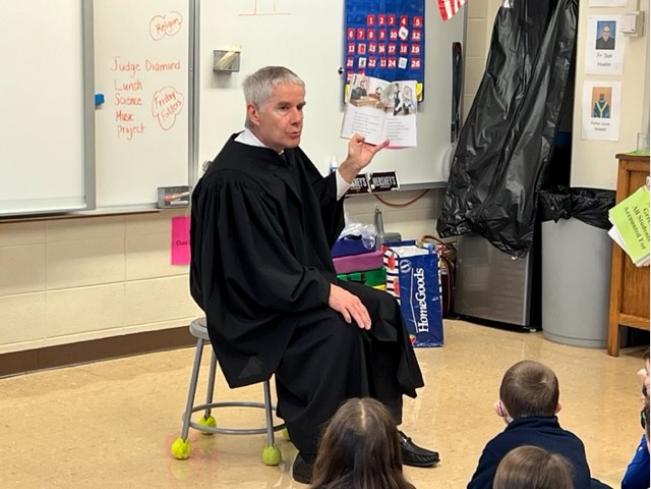 ILJudgesAssoc's tweet photo. Judge Brian Diamond (ret.) has been visiting schools in Wheaton for years reading to hundreds of 1st & 2nd grade students as part of IJA's #pageitforward In School Programs. Students have told Judge Diamond that they still have their books years later! Thank you Judge Diamond! https://t.co/krREJmY2jK