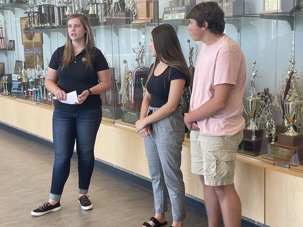 ILPFoundation's tweet photo. Glad to have @korbin_collins of the Washington County Farm Bureau at Okawville Junior/Senior High School today to present journalism students with a grant check from @ILPFoundation and @ILFarmBureau! https://t.co/LAS9jEUgsT