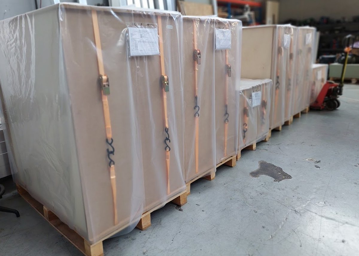 𝗕𝘂𝘀𝘆 𝗱𝗮𝘆𝘀! We ship AC1120 test chambers in our new packaging; compacted for transport and designed for easy unpacking and assembly. These are on their way to the US

#eumw2022 #radar #mmwave #testandmeasurement #testchamber #antennatest #anechoicchamber #antennapositioner