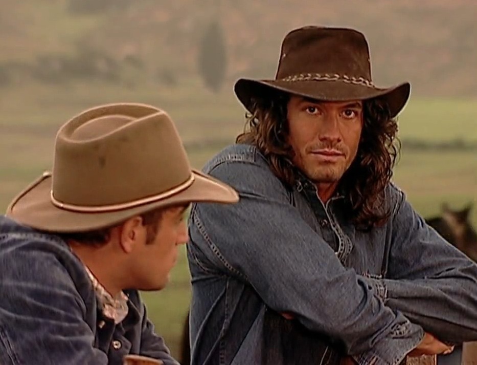 PasdeGavilanes's tweet photo. #PasiónDeGavilanes #GavilanesNova #PDG83 Óscar está desesperado y no resiste un instante más sin tener a Jimena a su lado. https://t.co/0Au8Q8f63y