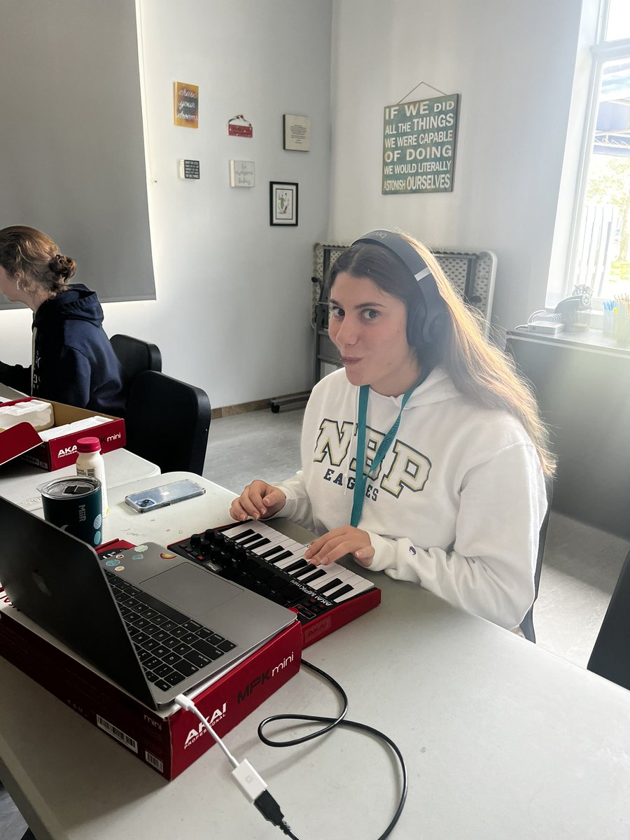 #IBmusic @NBPSEagles were excited to start creating music today using their mew MIDI keyboards! @NBFineArts #musictechnology