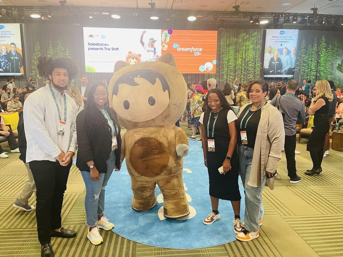 keizramakeba's tweet photo. We met Astro 🥳 #Dreamforce22 #df22 https://t.co/zttI0VSyFP