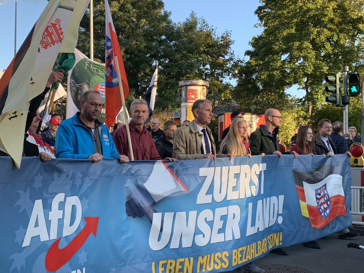 KatharinaKoenig's tweet photo. Bei der #AfD-Demonstration heute in #Erfurt kam es zum für alle sichtbaren Zusammenschluss zwischen sogenanntes „Freies Thüringen“, klassischen Kameradschafts-#Nazis und der #AfD. In der ersten Reihe u.a. #Höcke und #Haußner. https://t.co/9VEeZDOU4j