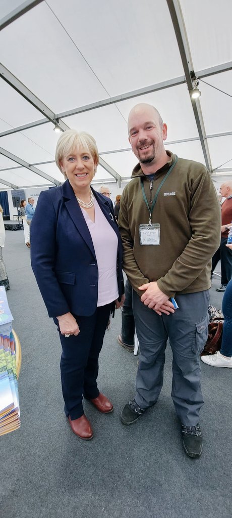 Minister Heather Humphreys was welcomed to the Laois PPN stand at the @nationalploughing 🚜🎪by Dan Bergin, Laois PPN Resource Worker

#DRCD #nationalploughingchampionships #lovelaois #GovPloughing22 @laoisnews @laoistoday @laoistourism @laoiscountycouncil @NPAIE #Ploughing2022